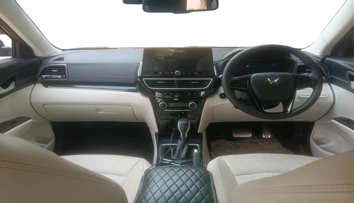 2025 Mahindra XUV 3XO AX7 1.2 TGDi AT, Petrol, Automatic, 19,547 km, interior