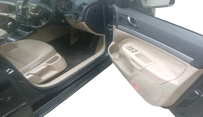 2012 Skoda Laura AMBIENTE 2.0 TDI CR MT, Diesel, Manual, 67,935 km, interior