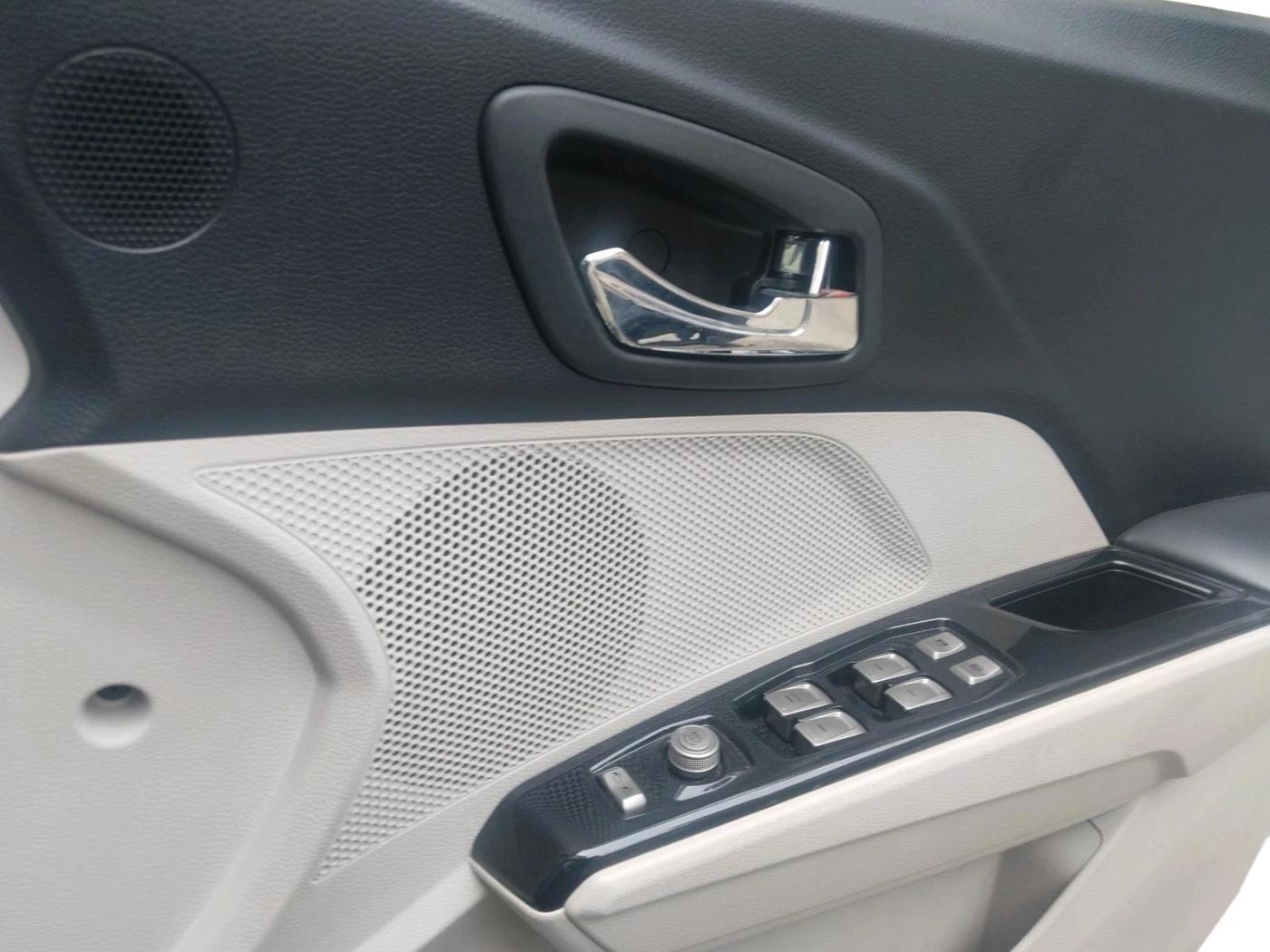2021 Mahindra XUV300 W8 1.2 PETROL, Petrol, Manual, 45,131 km, interior
