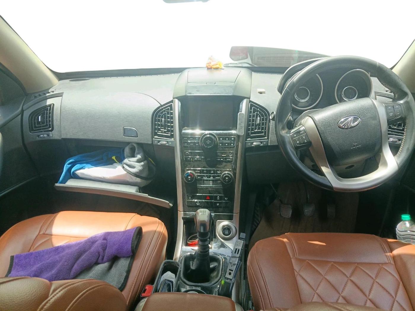 2018 Mahindra XUV500 W9, Diesel, Manual, 2,04,574 km, interior