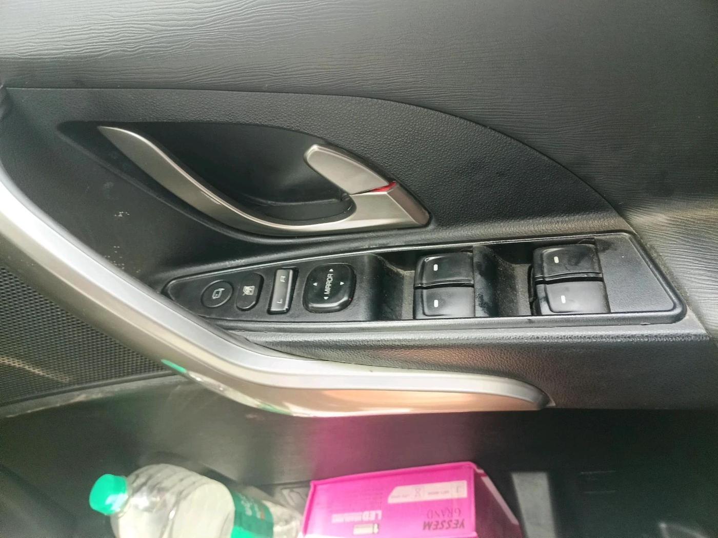 2018 Mahindra XUV500 W9, Diesel, Manual, 2,04,574 km, interior