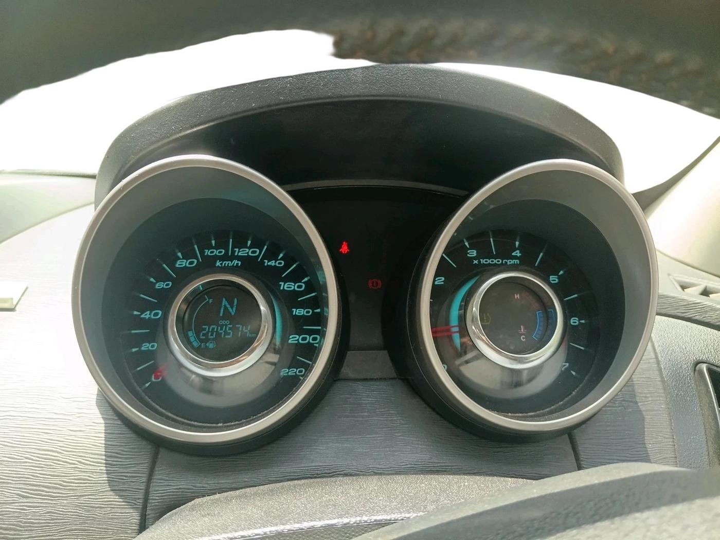 2018 Mahindra XUV500 W9, Diesel, Manual, 2,04,574 km, interior