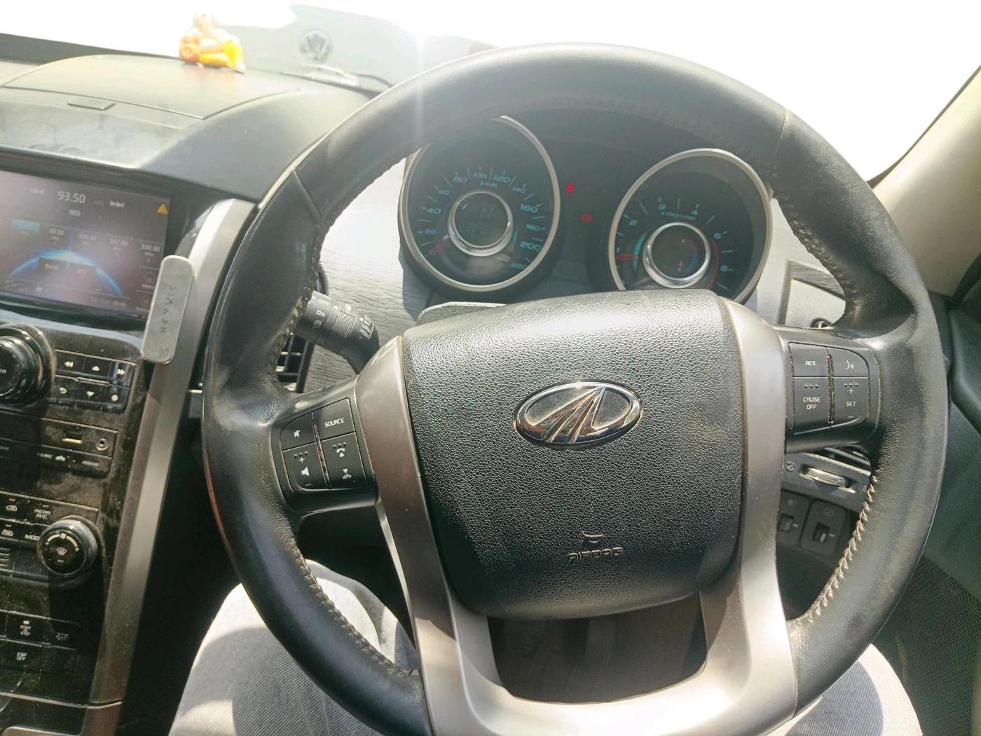 2018 Mahindra XUV500 W9, Diesel, Manual, 2,04,574 km, interior