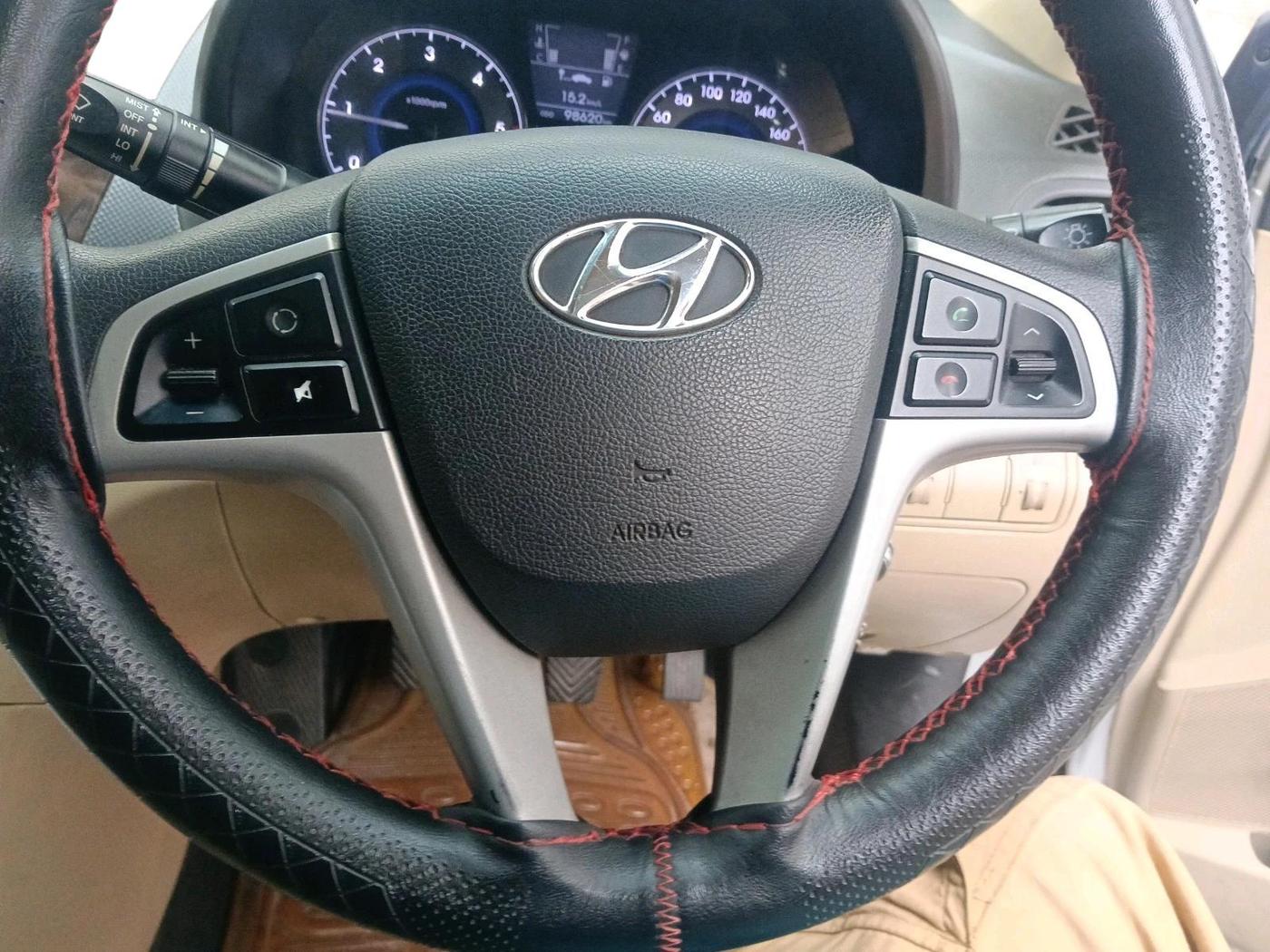 2012 Hyundai Verna FLUIDIC 1.6 CRDI SX, Diesel, Manual, 98,620 km, interior