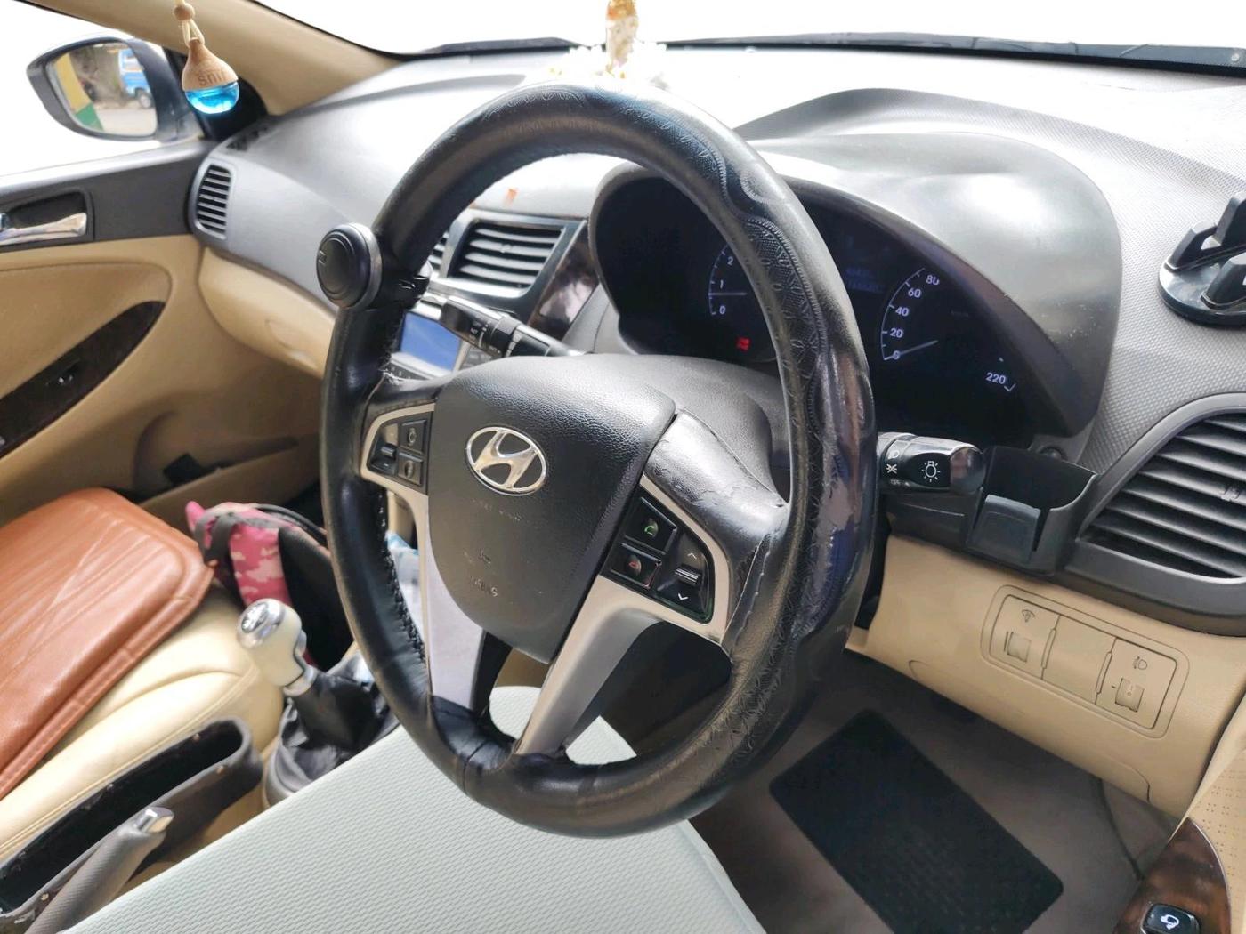 2013 Hyundai Verna FLUIDIC 1.6 VTVT SX, Petrol, Manual, 1,65,640 km, interior