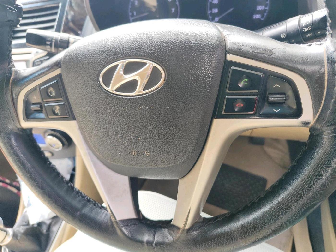 2013 Hyundai Verna FLUIDIC 1.6 VTVT SX, Petrol, Manual, 1,65,640 km, interior