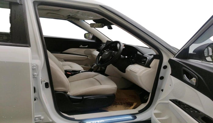 2024 Mahindra XUV 3XO AX5L 1.2 TGDi AT, Petrol, Automatic, 20,163 km, interior