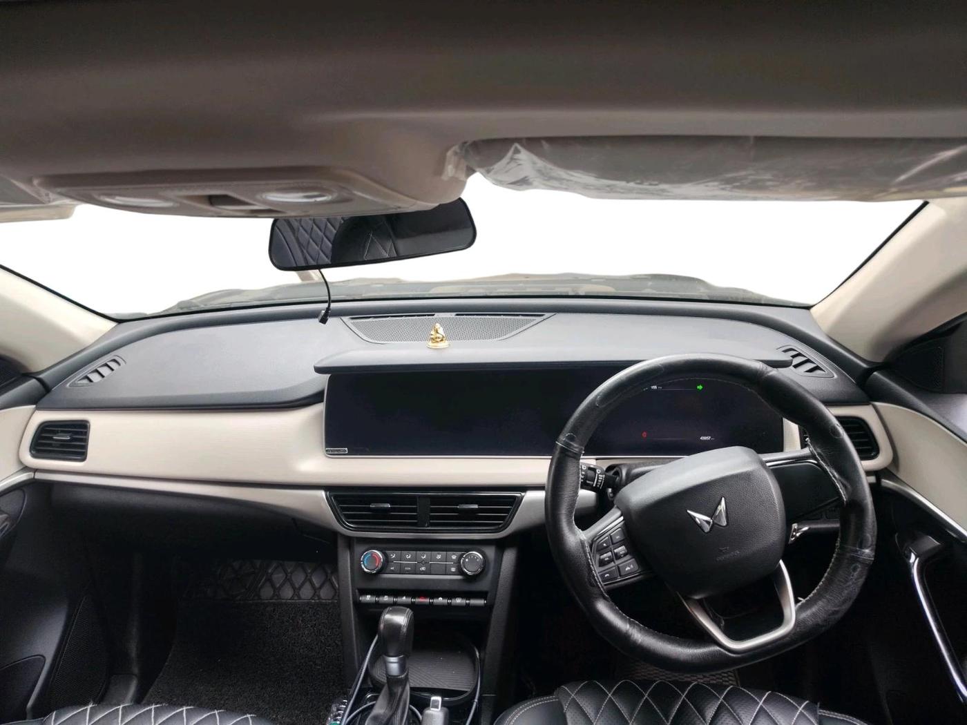 2022 Mahindra XUV700 AX 5 P AT 5 STR, Petrol, Automatic, 43,958 km, interior