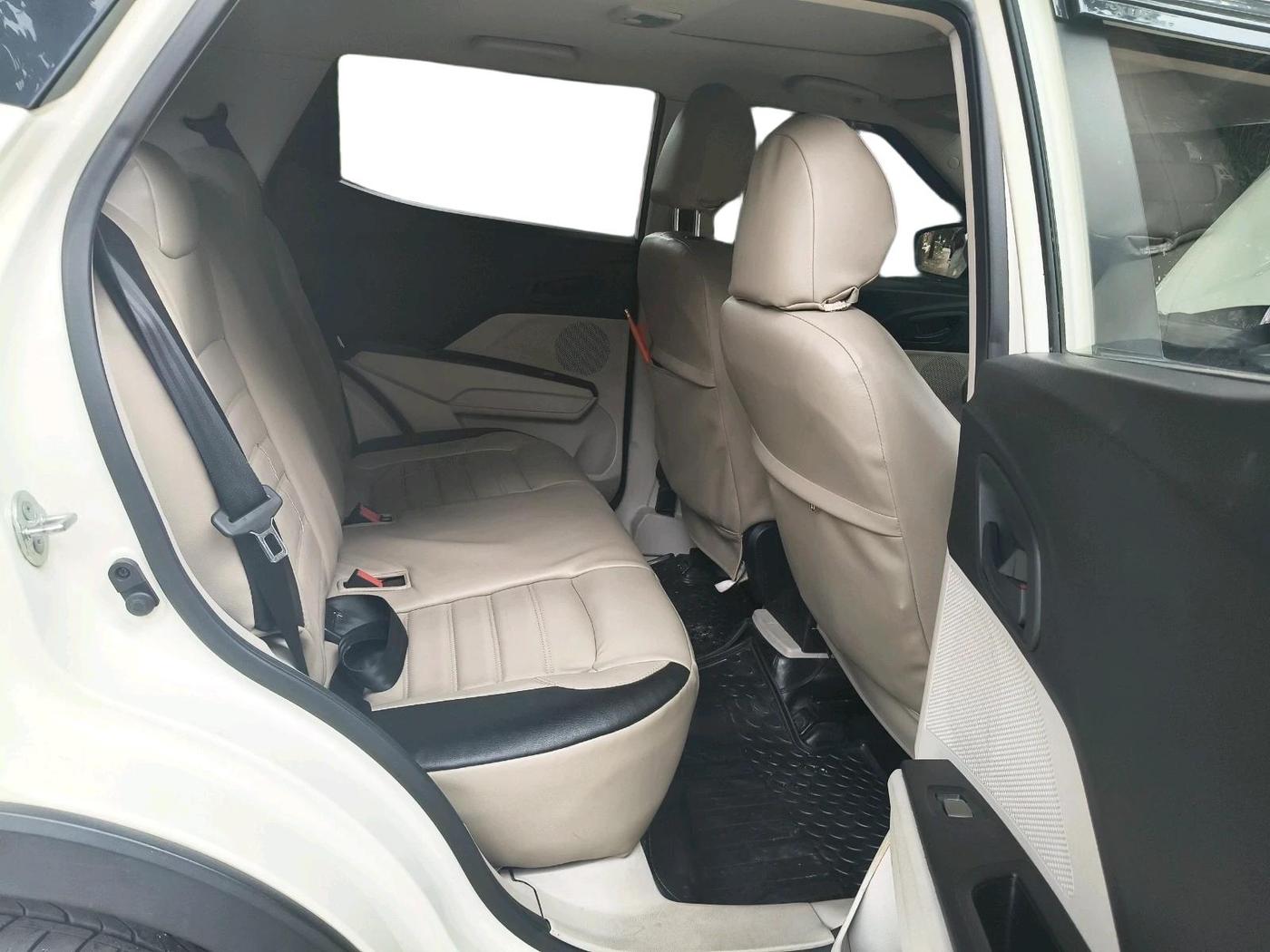 2022 Mahindra XUV300 W6 1.2 PETROL AMT, Petrol, Automatic, 34,435 km, interior