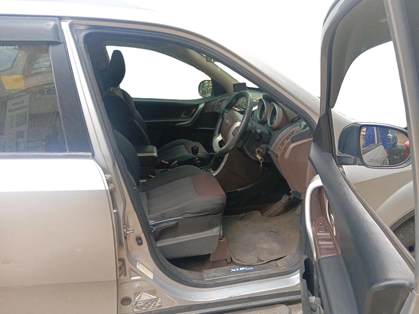2014 Mahindra XUV500 W6, Diesel, Manual, 1,20,535 km, interior