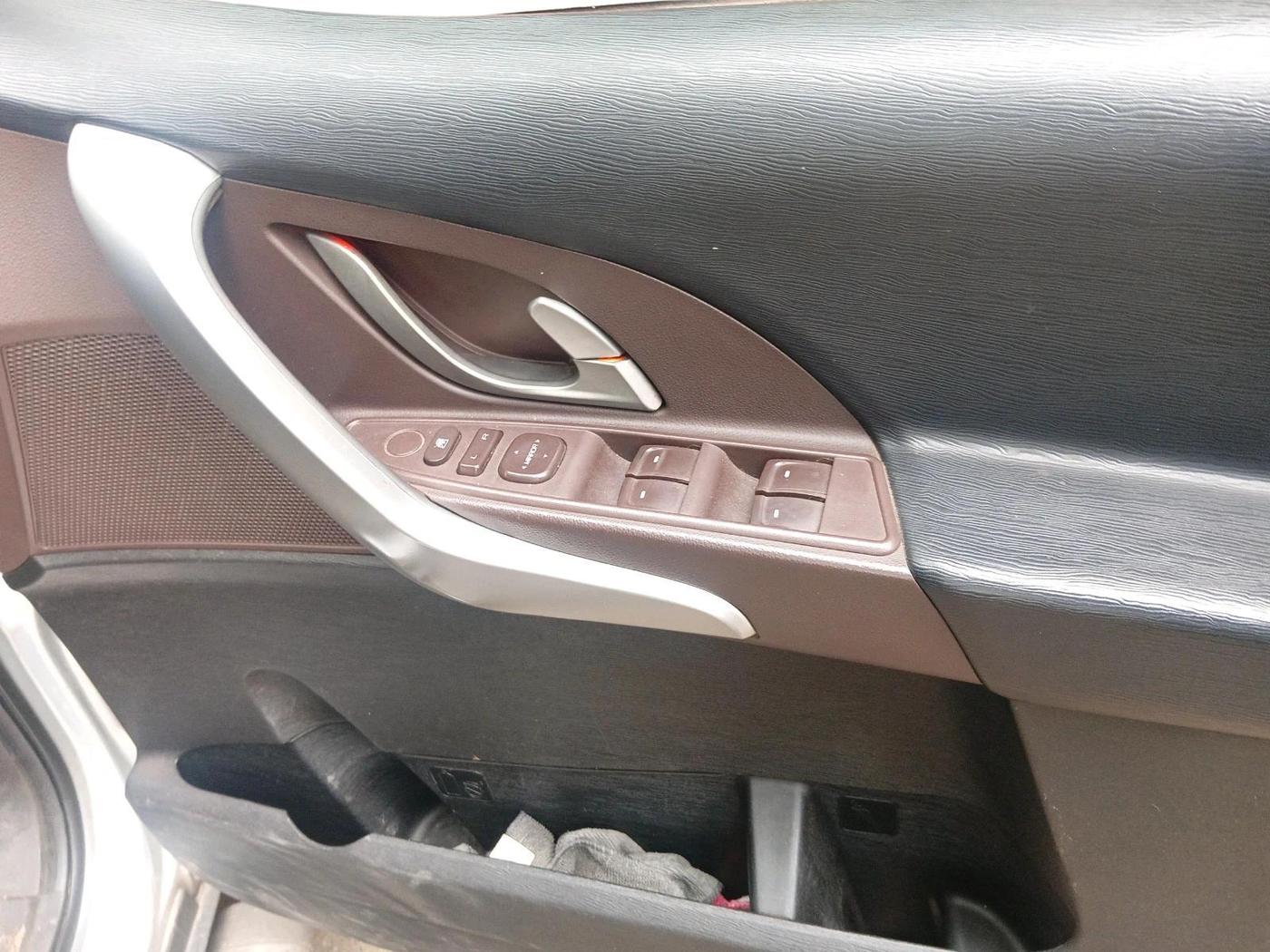 2014 Mahindra XUV500 W6, Diesel, Manual, 1,20,535 km, interior