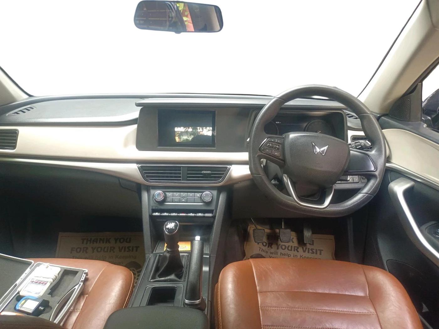 2022 Mahindra XUV700 MX P MT 5 STR, Petrol, Manual, 35,512 km, interior