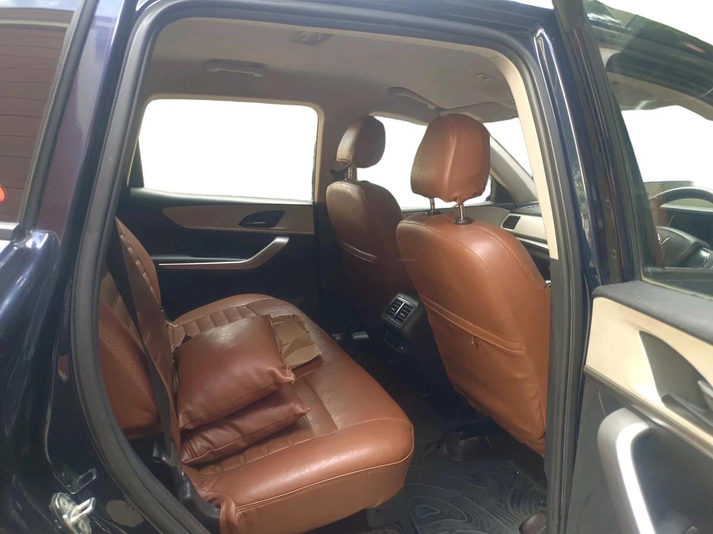 2022 Mahindra XUV700 MX P MT 5 STR, Petrol, Manual, 35,512 km, interior