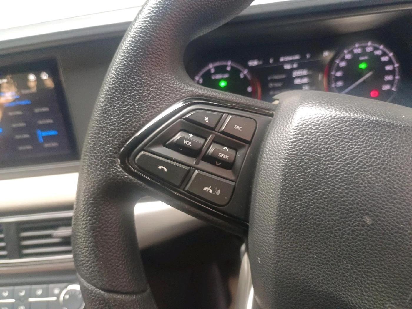 2022 Mahindra XUV700 MX P MT 5 STR, Petrol, Manual, 35,512 km, interior