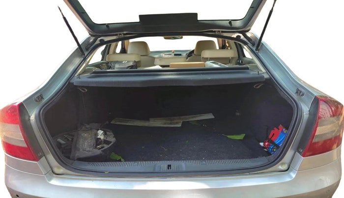 2010 Skoda Laura L&K 2.0 TDI AT, Diesel, Automatic, 1,71,490 km, exterior