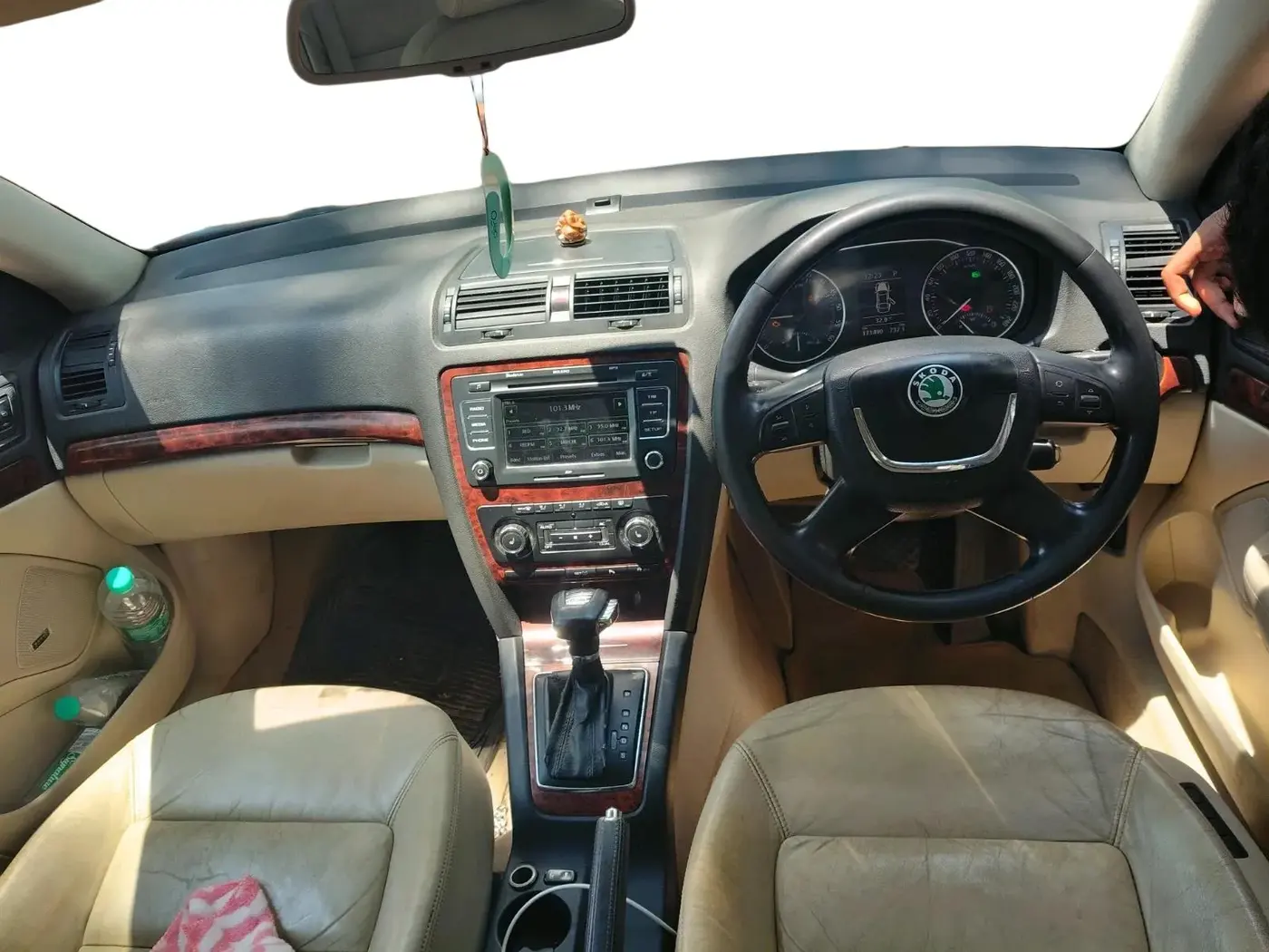 2010 Skoda Laura L&K 2.0 TDI AT, Diesel, Automatic, 1,71,490 km, interior