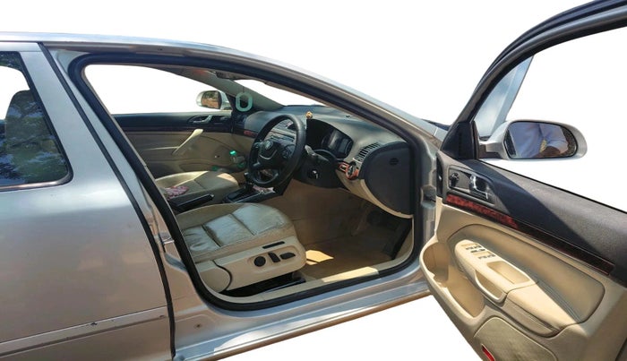 2010 Skoda Laura L&K 2.0 TDI AT, Diesel, Automatic, 1,71,490 km, interior