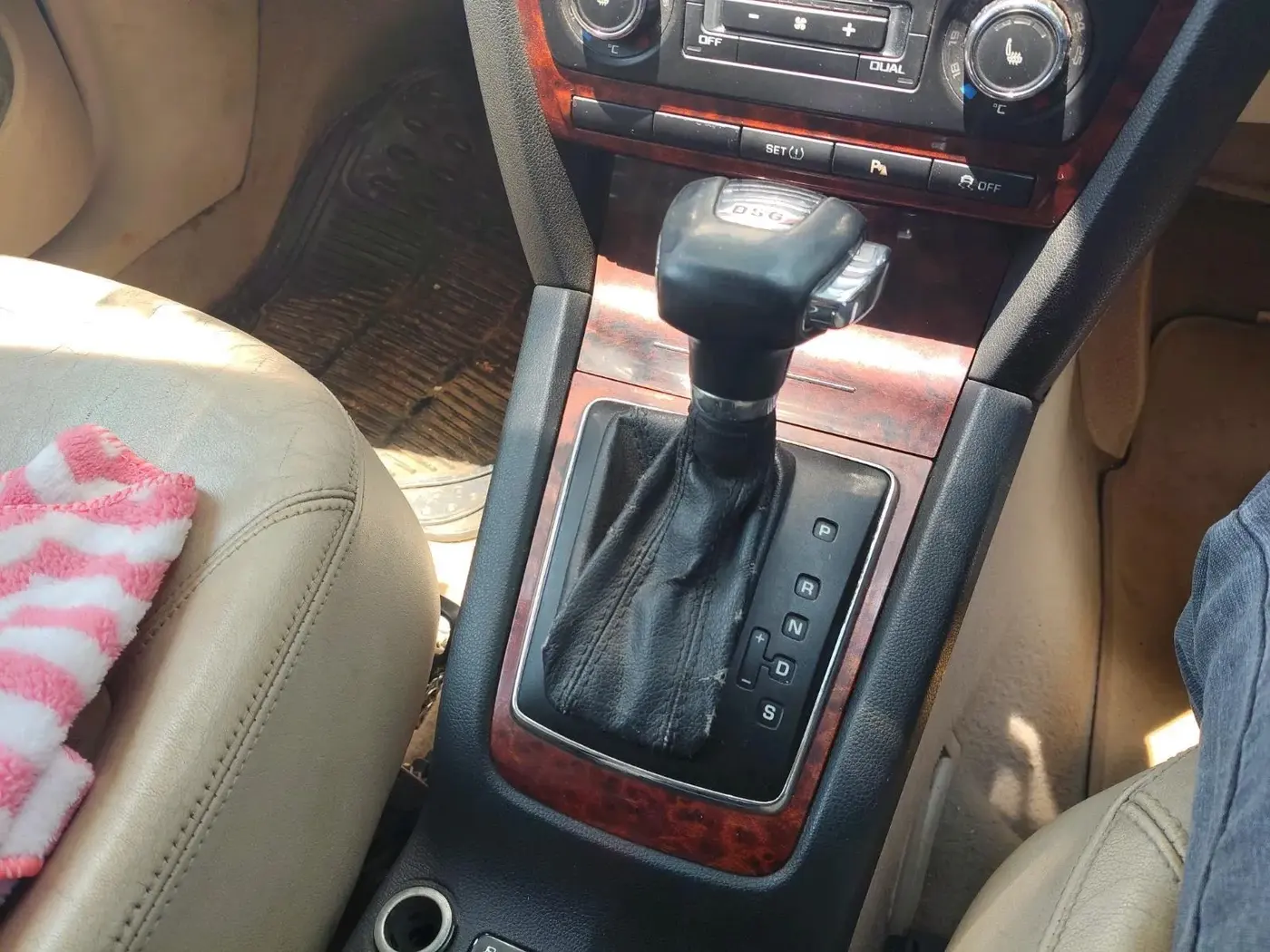 2010 Skoda Laura L&K 2.0 TDI AT, Diesel, Automatic, 1,71,490 km, interior
