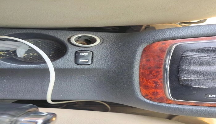 2010 Skoda Laura L&K 2.0 TDI AT, Diesel, Automatic, 1,71,490 km, interior