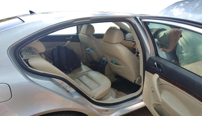 2010 Skoda Laura L&K 2.0 TDI AT, Diesel, Automatic, 1,71,490 km, interior