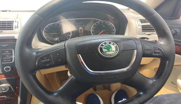 2010 Skoda Laura L&K 2.0 TDI AT, Diesel, Automatic, 1,71,490 km, interior