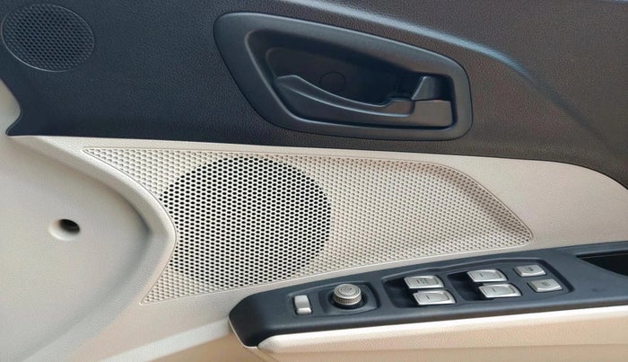 2022 Mahindra XUV300 W4 1.2 PETROL, Petrol, Manual, 28,051 km, interior