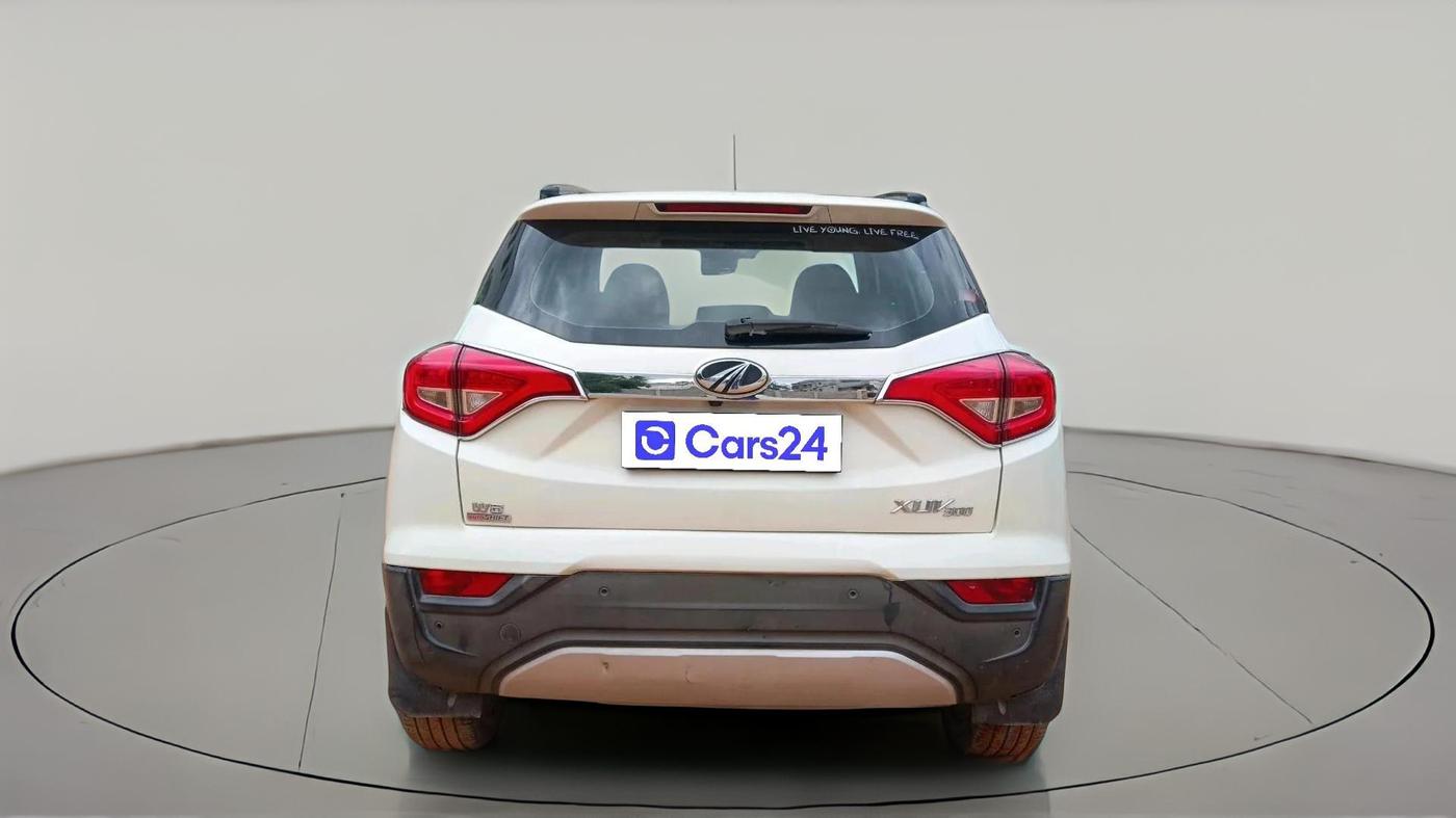 2020 Mahindra XUV300 W8 (O) 1.5 DIESEL AMT, Diesel, Automatic, 1,19,704 km, exterior