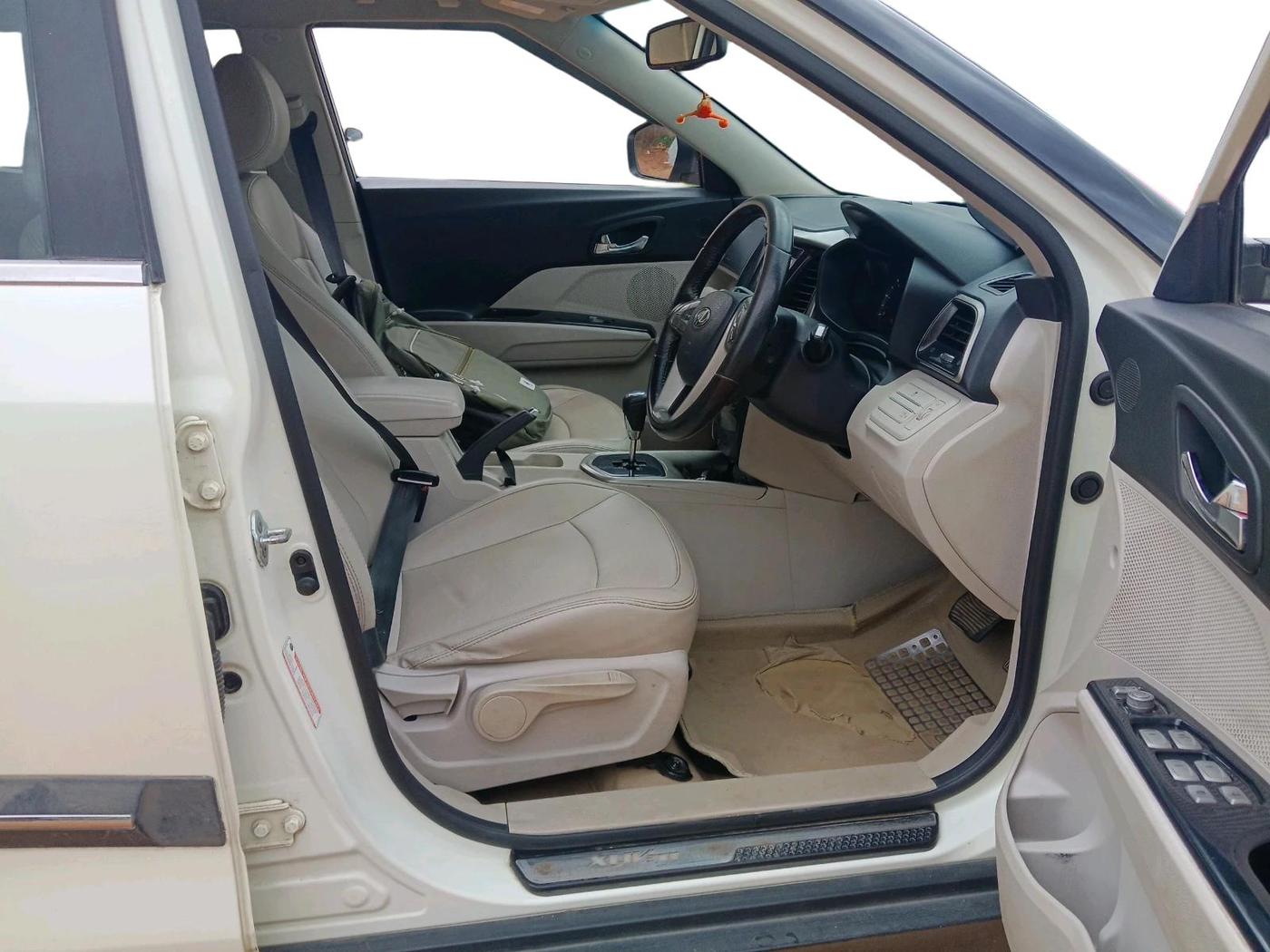 2020 Mahindra XUV300 W8 (O) 1.5 DIESEL AMT, Diesel, Automatic, 1,19,704 km, interior