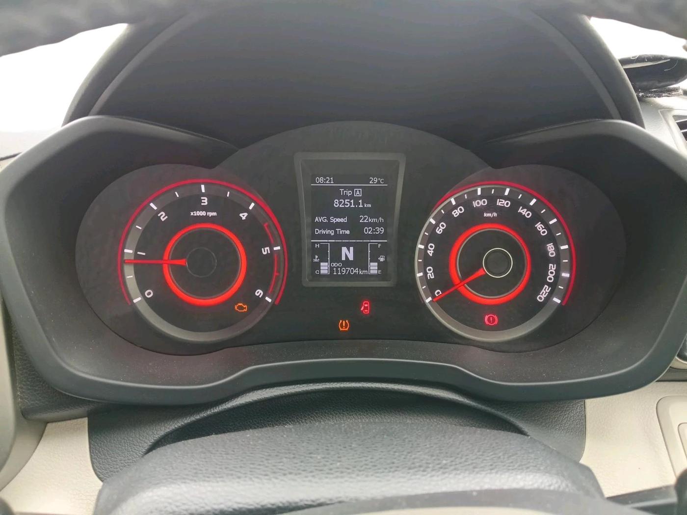 2020 Mahindra XUV300 W8 (O) 1.5 DIESEL AMT, Diesel, Automatic, 1,19,704 km, interior