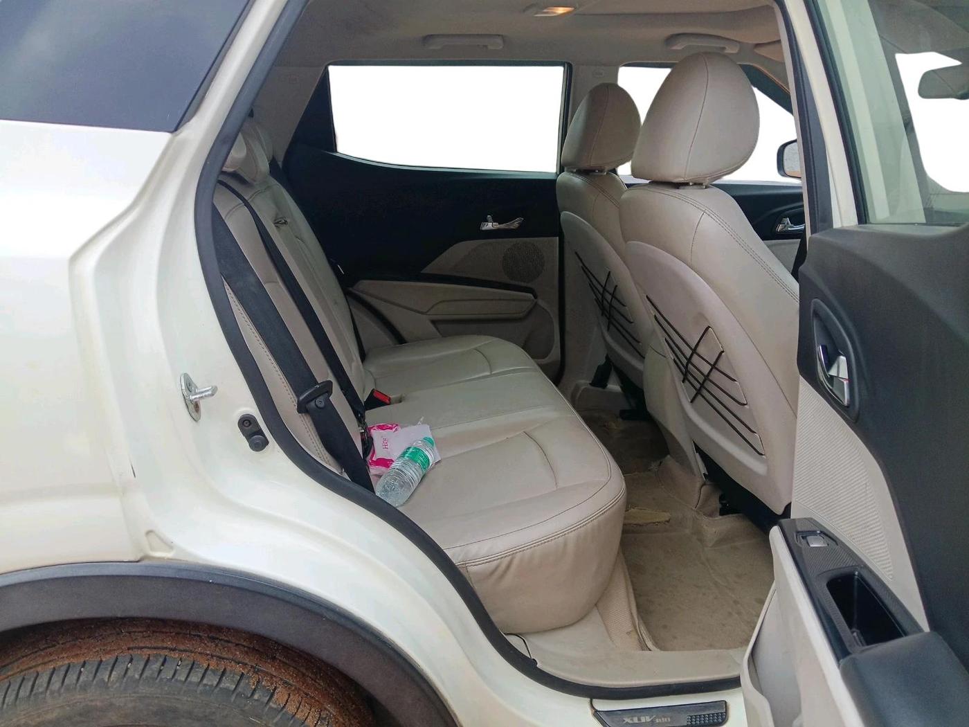 2020 Mahindra XUV300 W8 (O) 1.5 DIESEL AMT, Diesel, Automatic, 1,19,704 km, interior