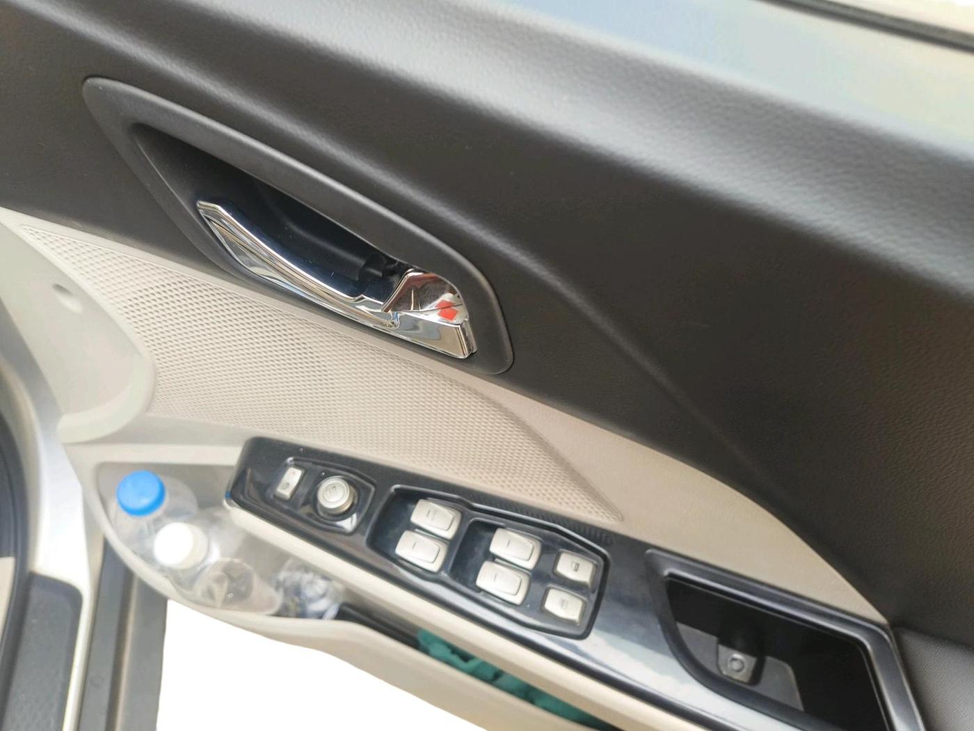 2019 Mahindra XUV300 W8 (O) 1.5 DIESEL, Diesel, Manual, 1,06,080 km, interior
