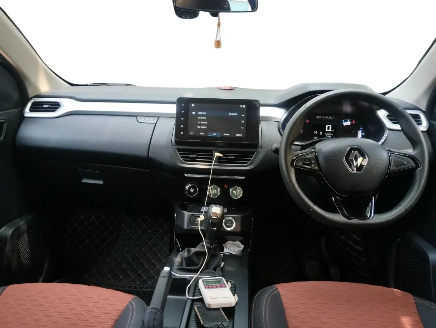 2024 Renault Kiger RXT (O) AMT, Petrol, Automatic, 5,626 km, interior