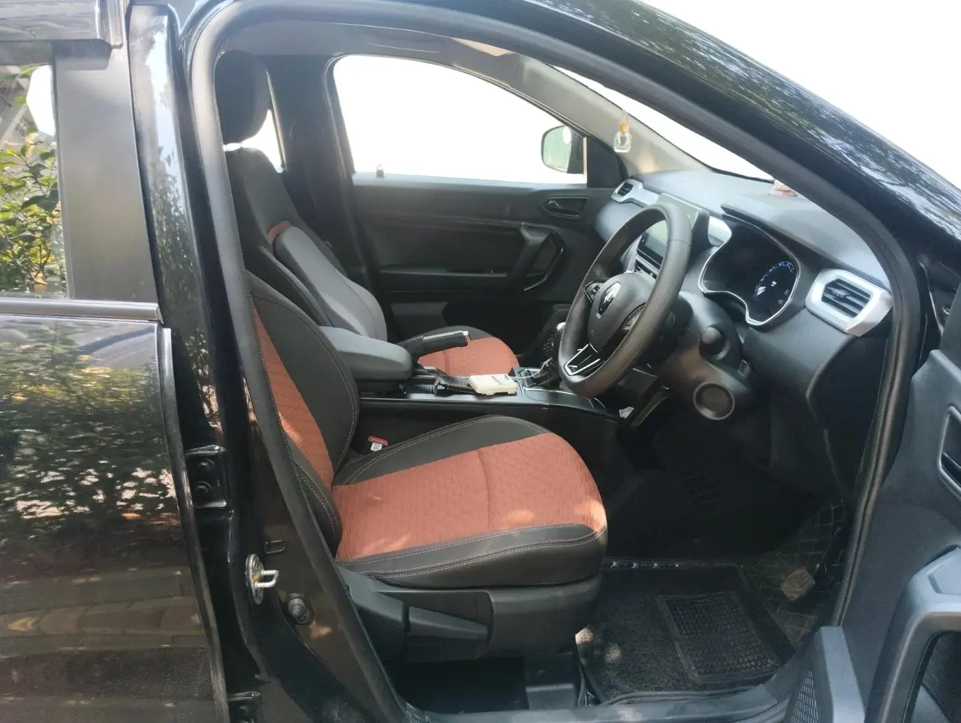 2024 Renault Kiger RXT (O) AMT, Petrol, Automatic, 5,626 km, interior