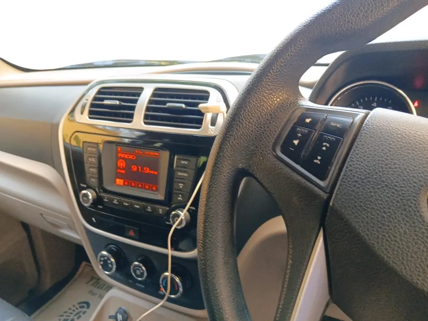 2015 Mahindra TUV300 T8, Diesel, Manual, 1,07,539 km, interior