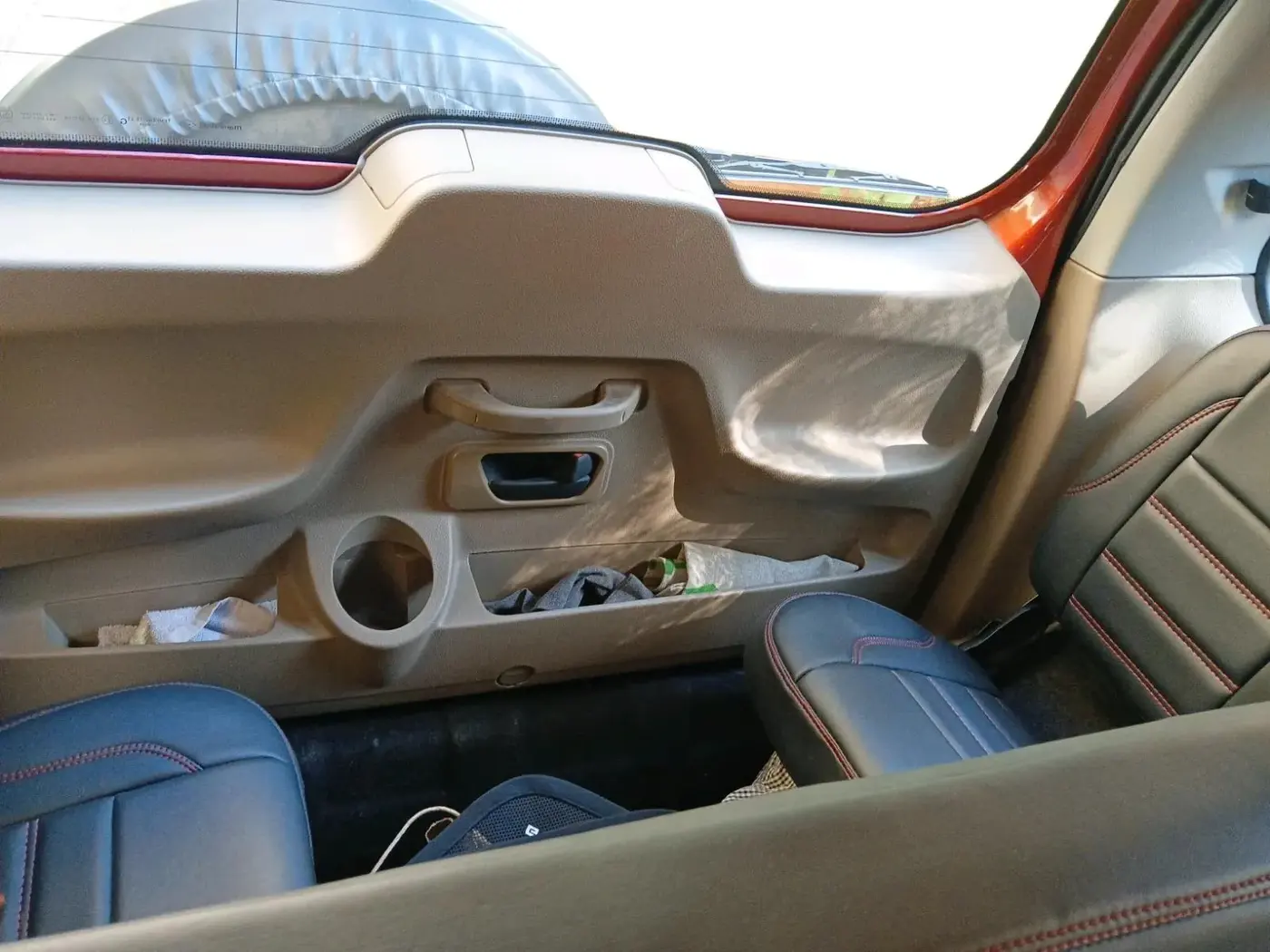 2015 Mahindra TUV300 T8, Diesel, Manual, 1,07,539 km, interior