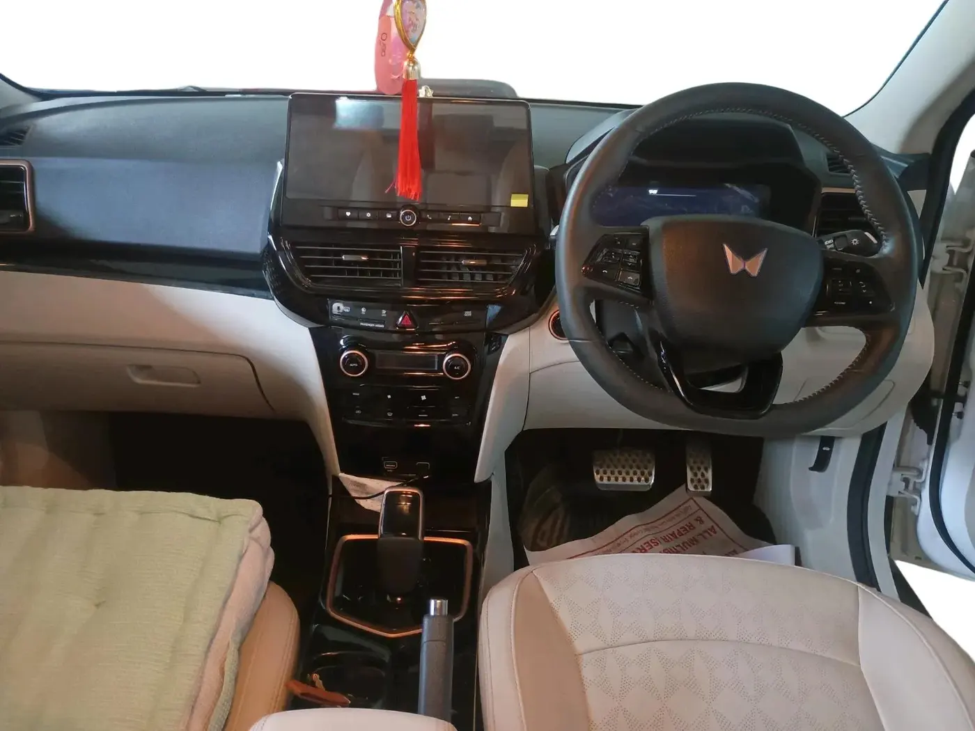 2025 Mahindra XUV400 EL 7.2 KW, Electric, Automatic, 22,000 km, interior
