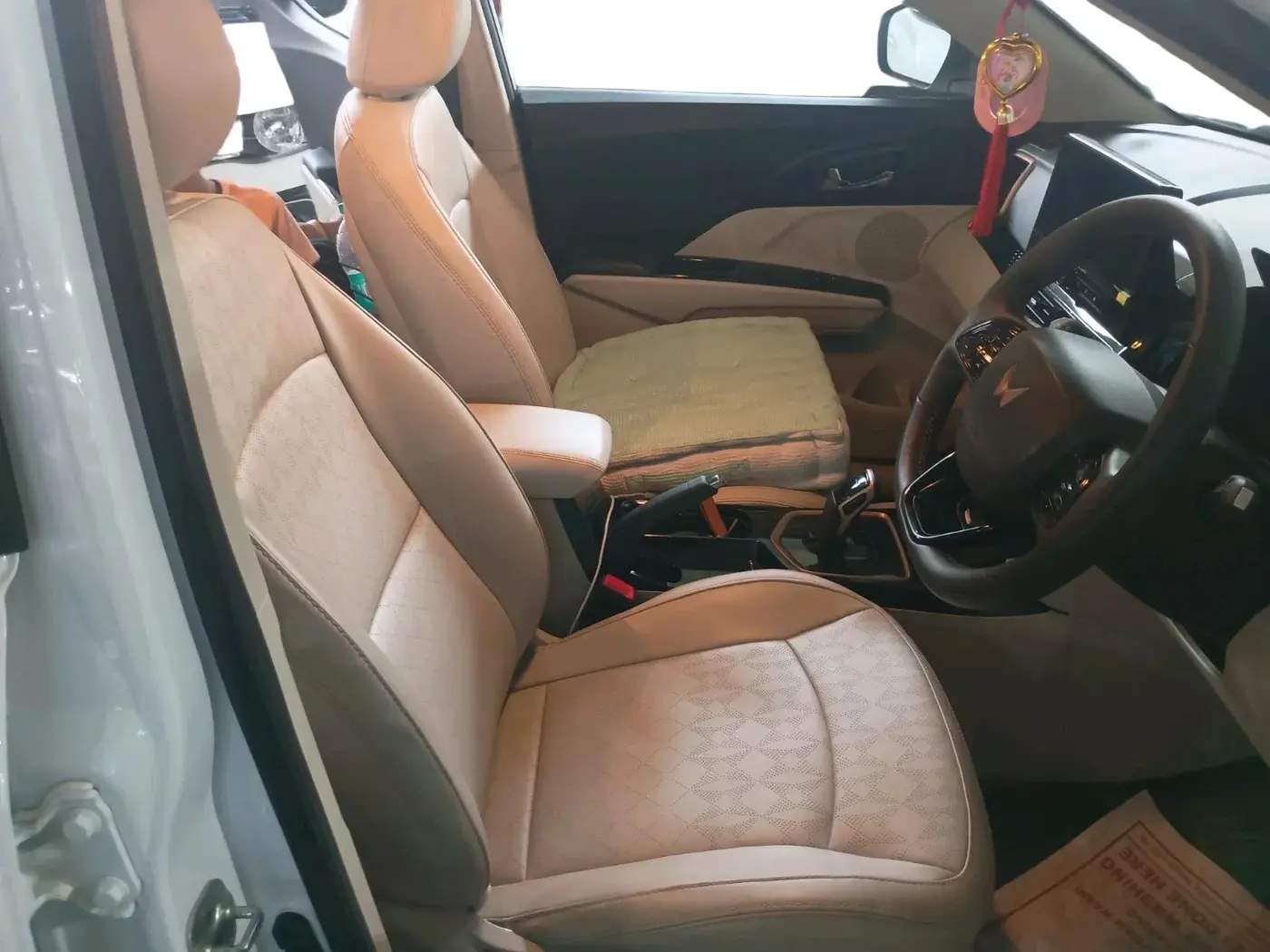 2025 Mahindra XUV400 EL 7.2 KW, Electric, Automatic, 22,000 km, interior