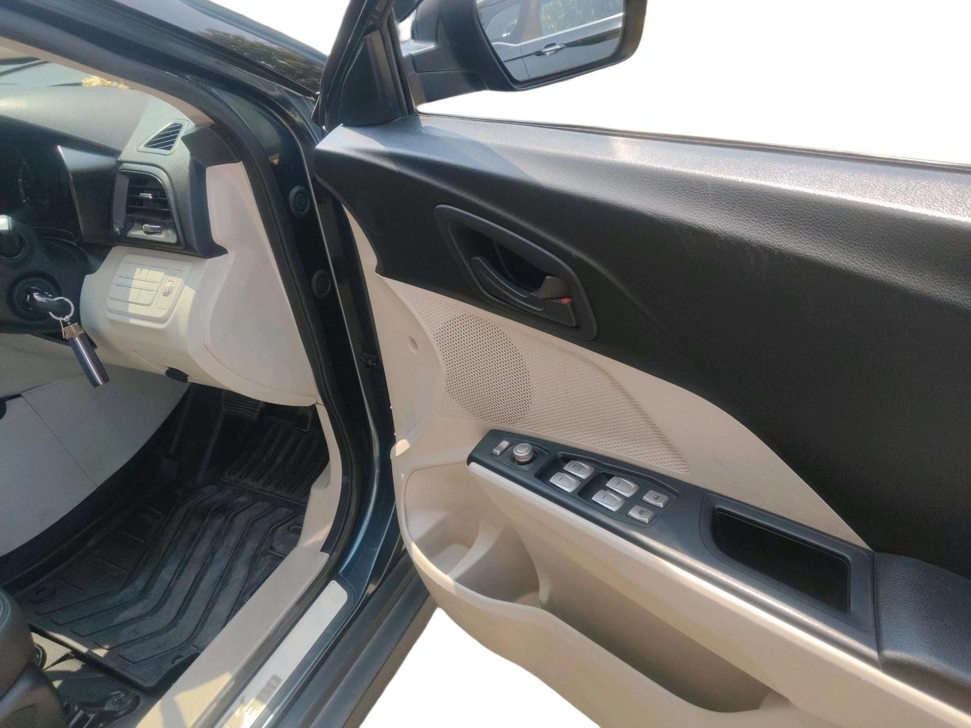 2022 Mahindra XUV300 W6 1.5 DIESEL AMT, Diesel, Automatic, 39,500 km, interior