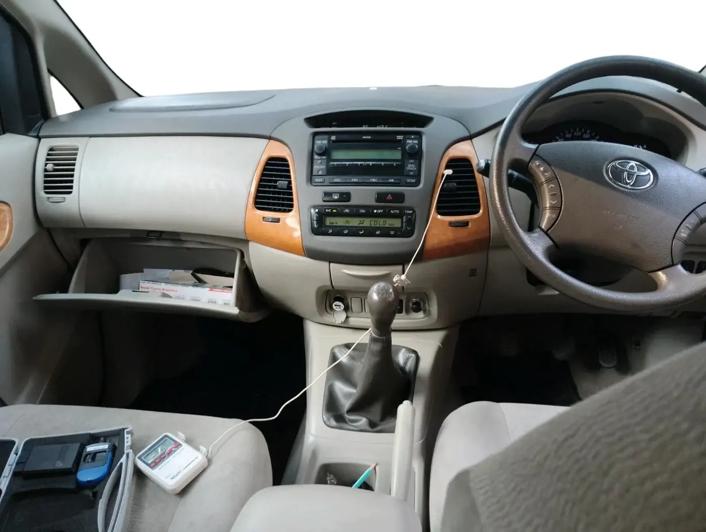 2011 Toyota Innova V 2.5 7 STR, Diesel, Manual, 1,38,210 km, interior