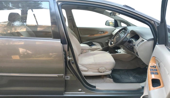 2011 Toyota Innova V 2.5 7 STR, Diesel, Manual, 1,38,210 km, interior