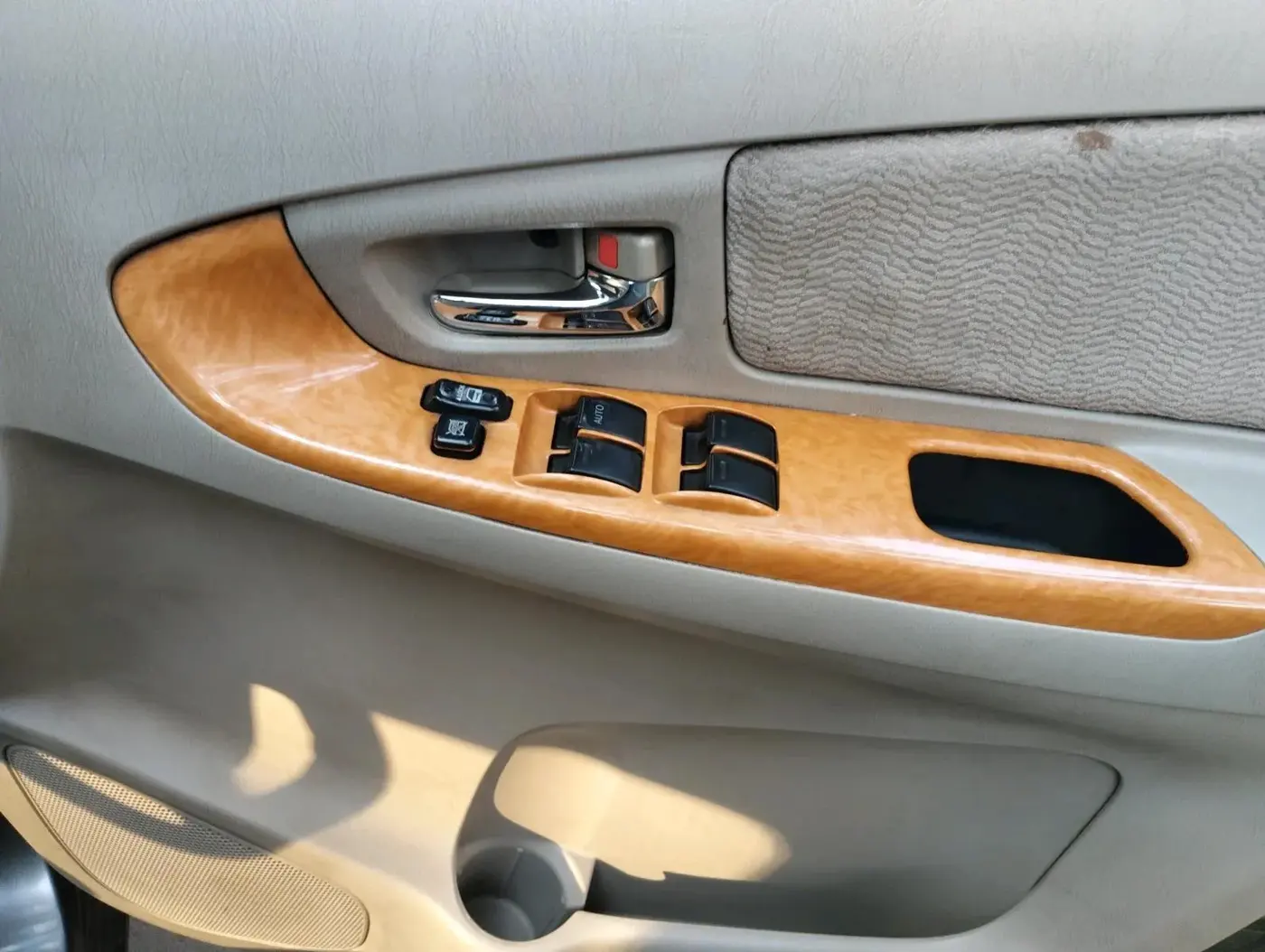 2011 Toyota Innova V 2.5 7 STR, Diesel, Manual, 1,38,210 km, interior