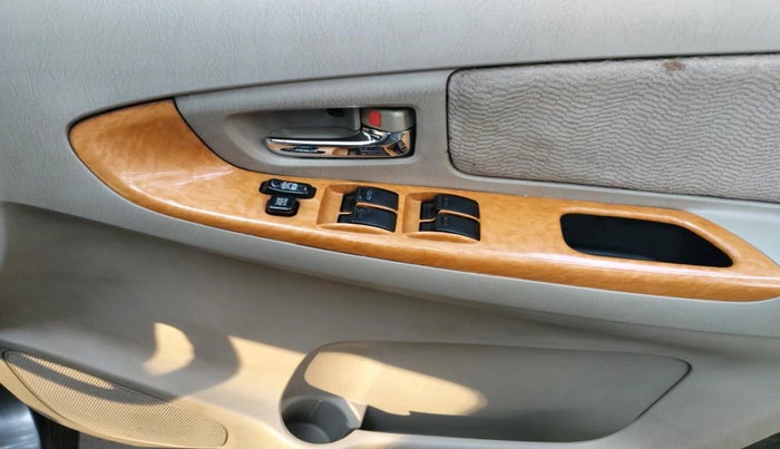 2011 Toyota Innova V 2.5 7 STR, Diesel, Manual, 1,38,210 km, interior