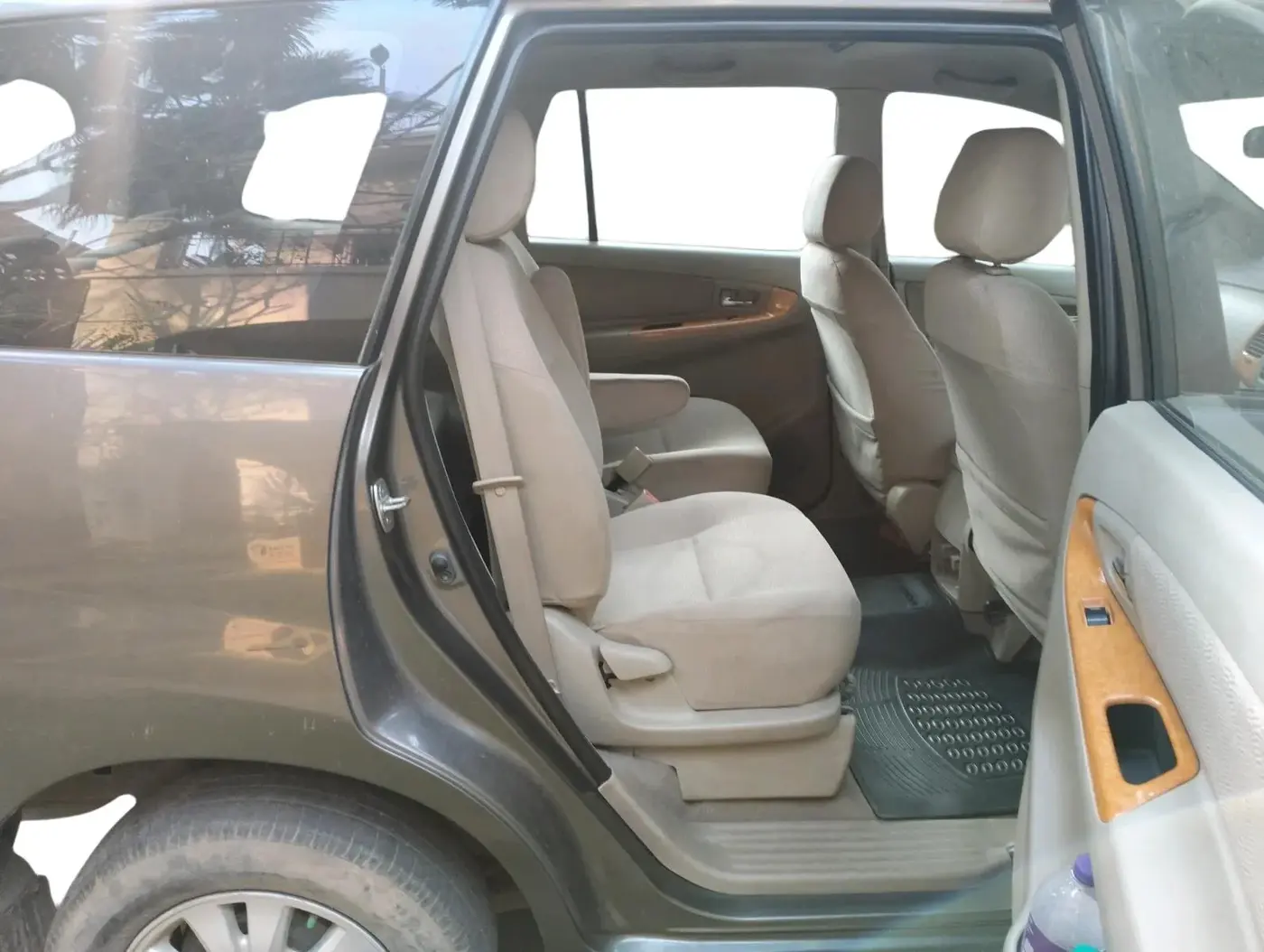2011 Toyota Innova V 2.5 7 STR, Diesel, Manual, 1,38,210 km, interior