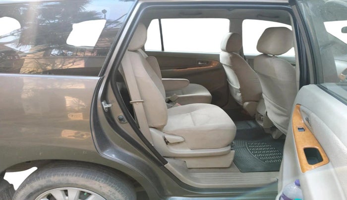 2011 Toyota Innova V 2.5 7 STR, Diesel, Manual, 1,38,210 km, interior