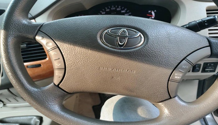 2011 Toyota Innova V 2.5 7 STR, Diesel, Manual, 1,38,210 km, interior