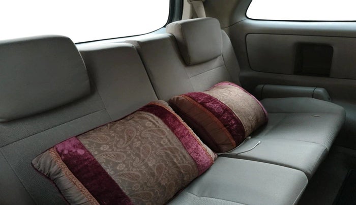 2011 Toyota Innova V 2.5 7 STR, Diesel, Manual, 1,38,210 km, interior