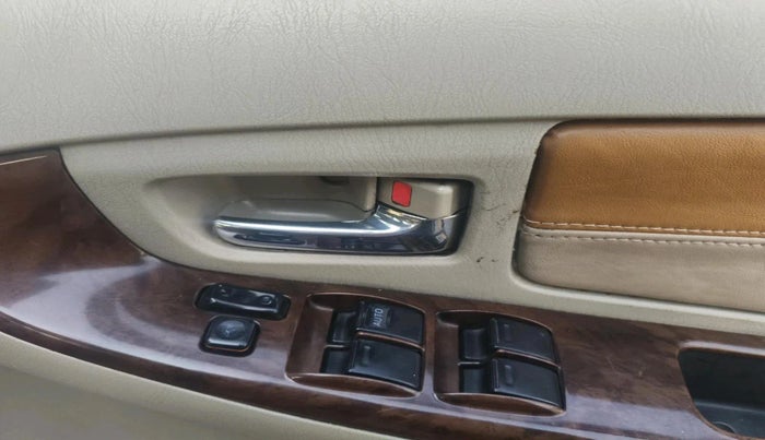 2012 Toyota Innova VX 2.5 8 STR, Diesel, Manual, 2,29,509 km, interior