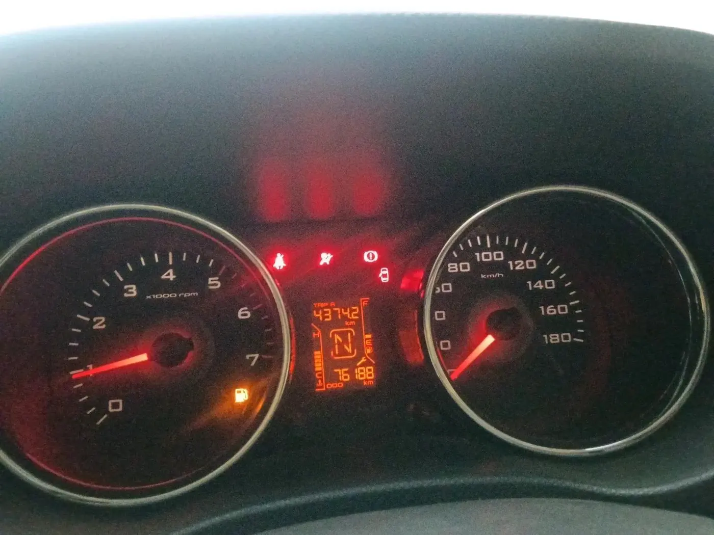 2016 Mahindra TUV300 T8, Diesel, Manual, 76,188 km, interior