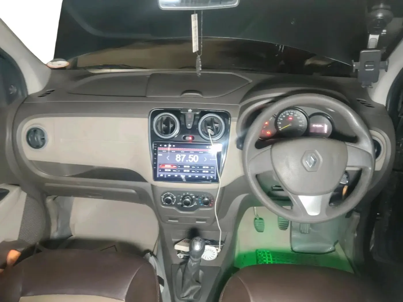2015 Renault Lodgy 110 PS RXL 8STR, Diesel, Manual, 1,45,909 km, interior