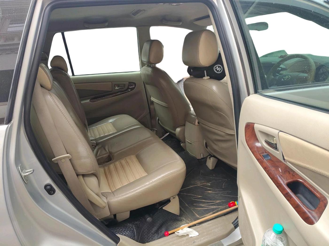 2013 Toyota Innova 2.5 VX 8 STR, Diesel, Manual, 1,64,731 km, interior
